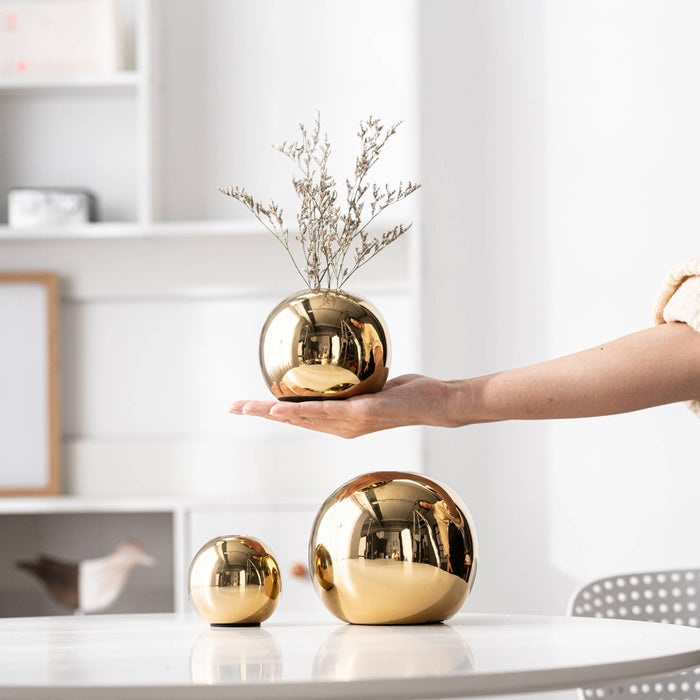Nur, Gold Globe Vase Set